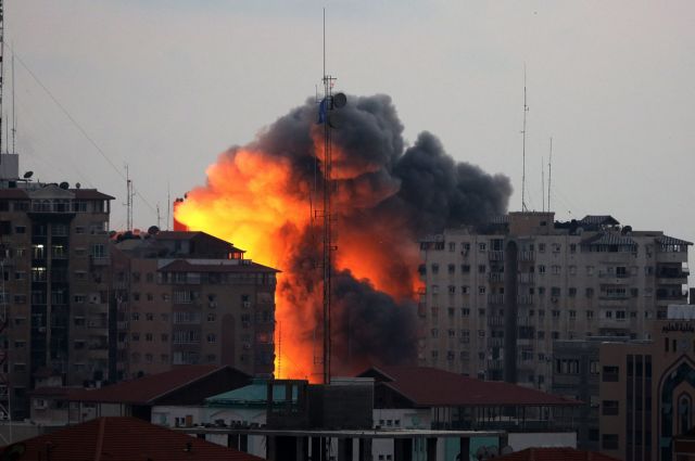 Ισραηλινή επιδρομή ισοπέδωσε κτίριο 12 ορόφων στη Γάζα