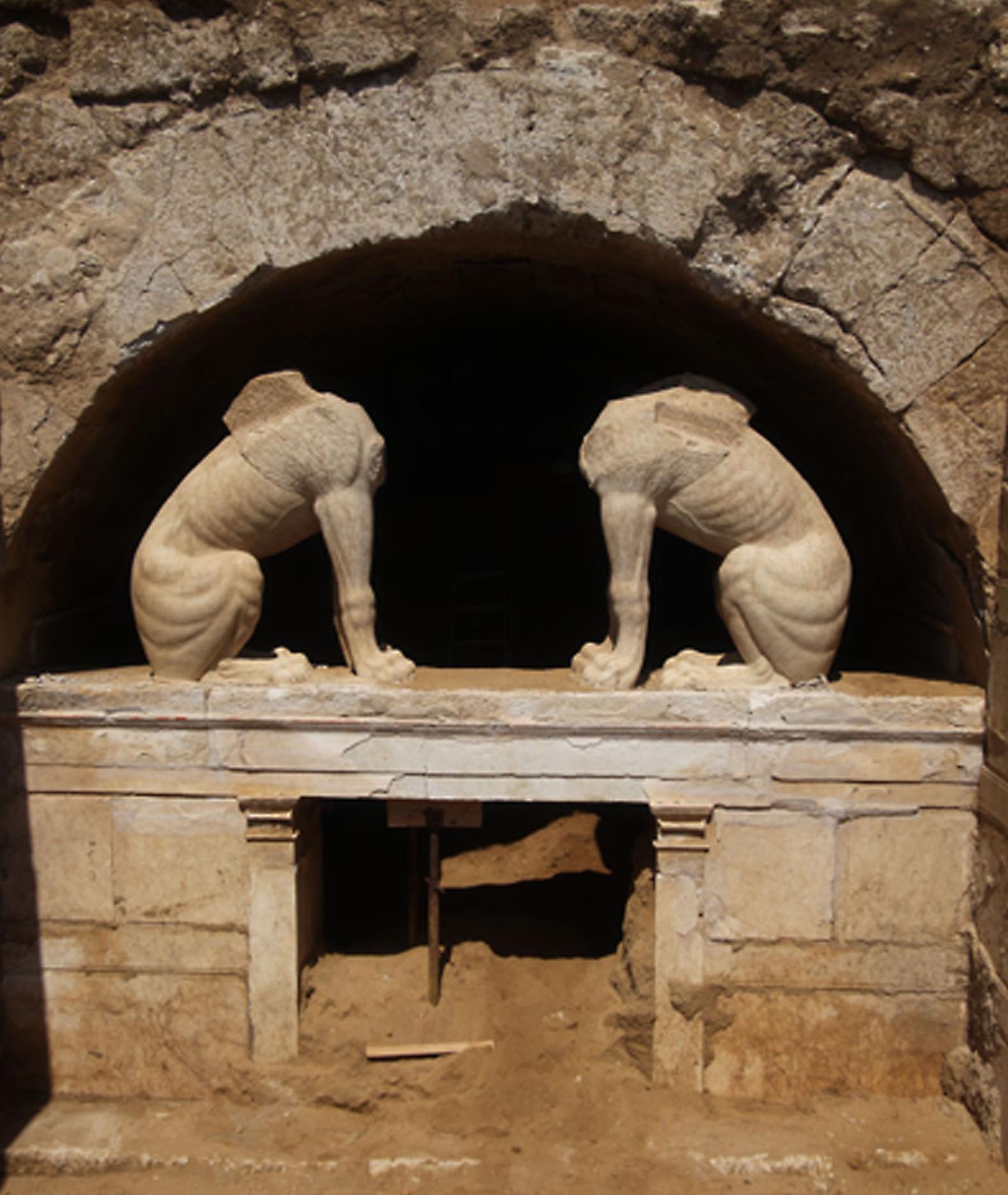 Αποκαλύπτεται σταδιακά η είσοδος στο ταφικό μνημείο της Αμφίπολης