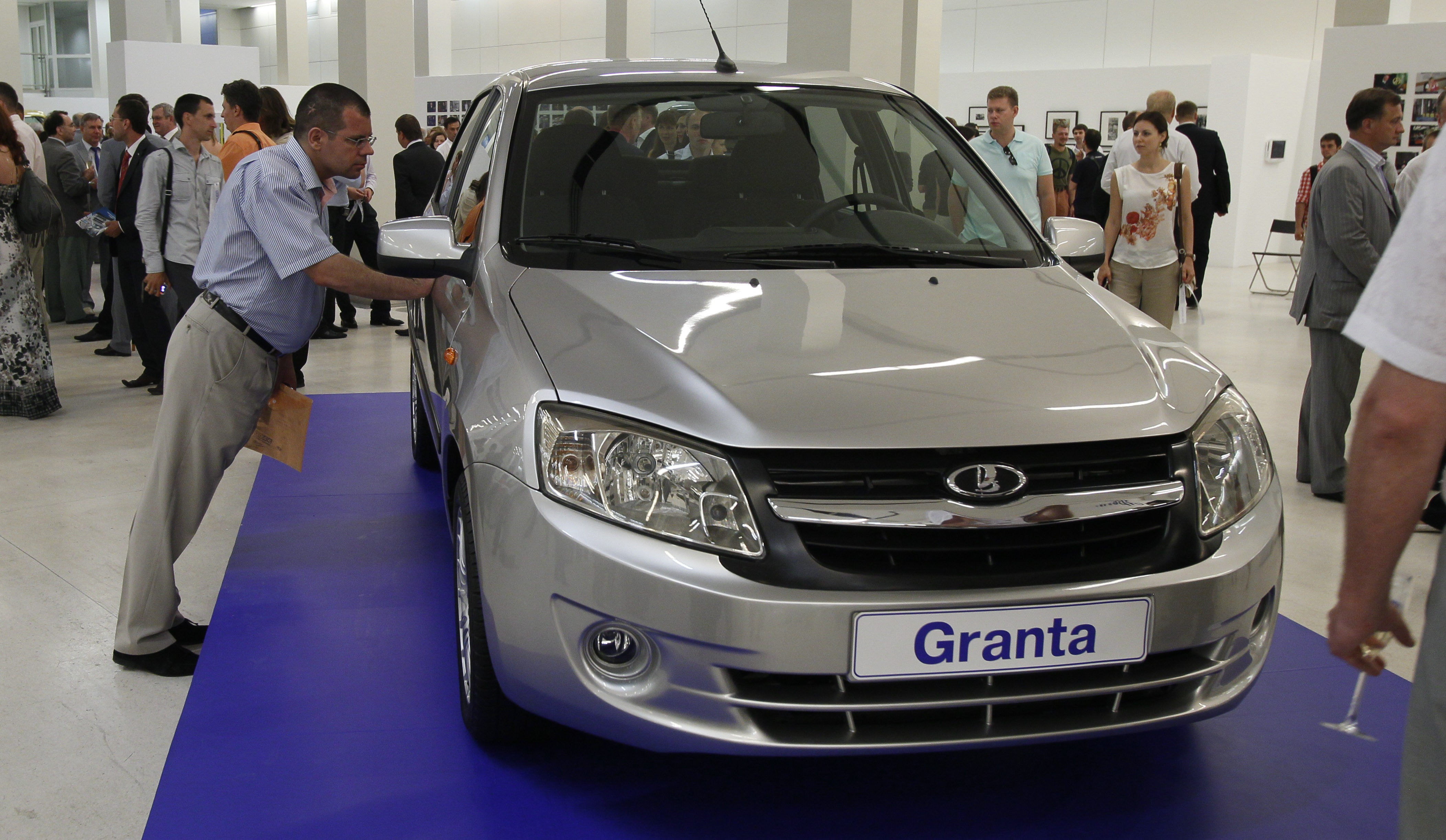 Μειώνει ρυθμούς παραγωγής -και- η Lada με φόντο την πτώση στη ρωσική αγορά