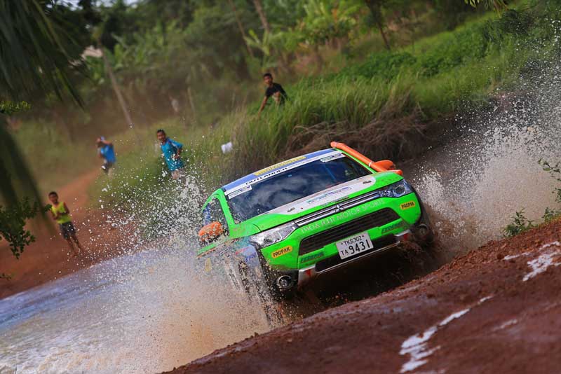 Νίκη για το Mitsubishi Outlander PHEV στο «2014 Asia Cross Country Rally»