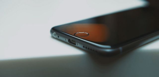 Το «iPhone 6» υποστηρίζουν ότι παρουσιάζουν Ρώσοι σε βίντεο