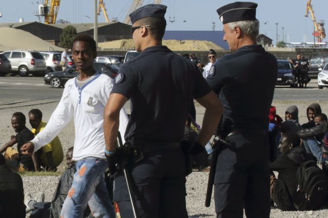 Έφοδος μεταναστών σε πλοίο στο Καλαί εν μέσω «πολέμου» με το Ντοβέρ