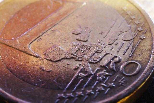 Η διολίσθηση του ευρώ ενισχύει την ανταγωνιστικότητα της Ελλάδας