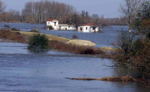 Πτώση της αυξημένης στάθμης των νερών του Έβρου αναμένουν οι Αρχές