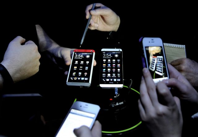 Τα έξυπνα κινητά επιστρατεύονται στην μάχη κατά της διαφθοράς