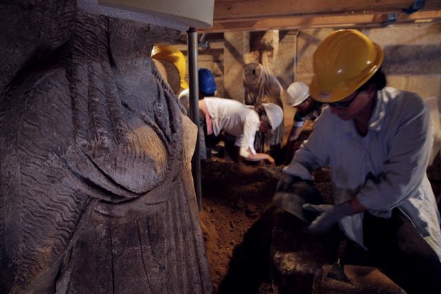Αποκαλύφθηκε το σώμα των Καρυάτιδων στην Αμφίπολη
