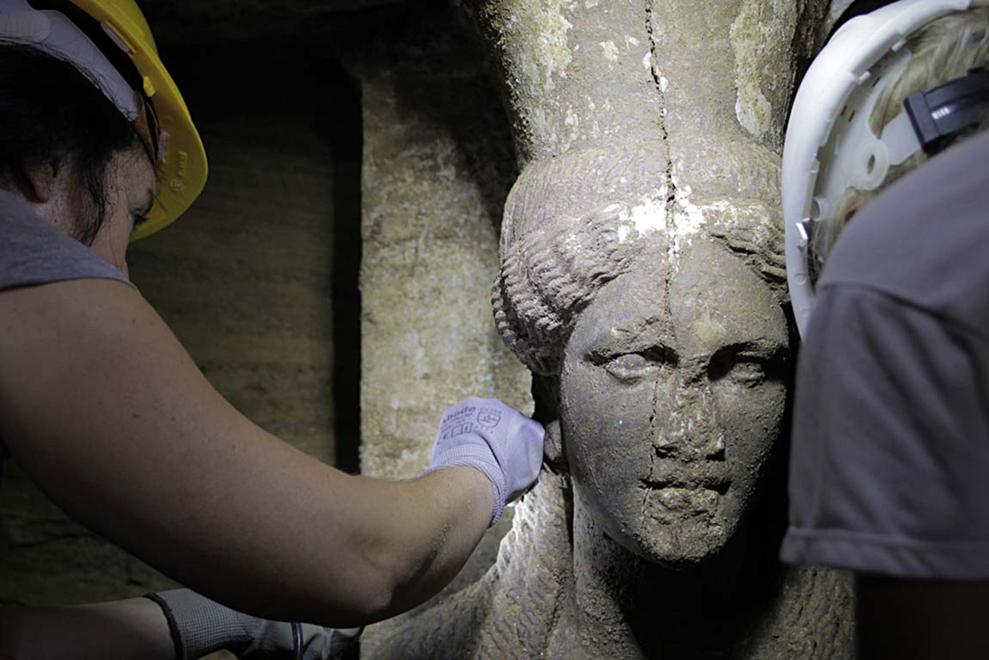 Η «μάχη» των αρχαιολόγων πάνω από τον τύμβο της Αμφίπολης