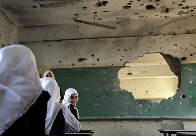 Στα θρανία επέστρεψαν τα παιδιά της Γάζας