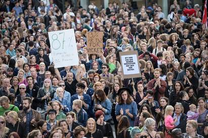 Ογκώδεις διαδήλωσεις στη Σουηδία κατά της ακροδεξιάς
