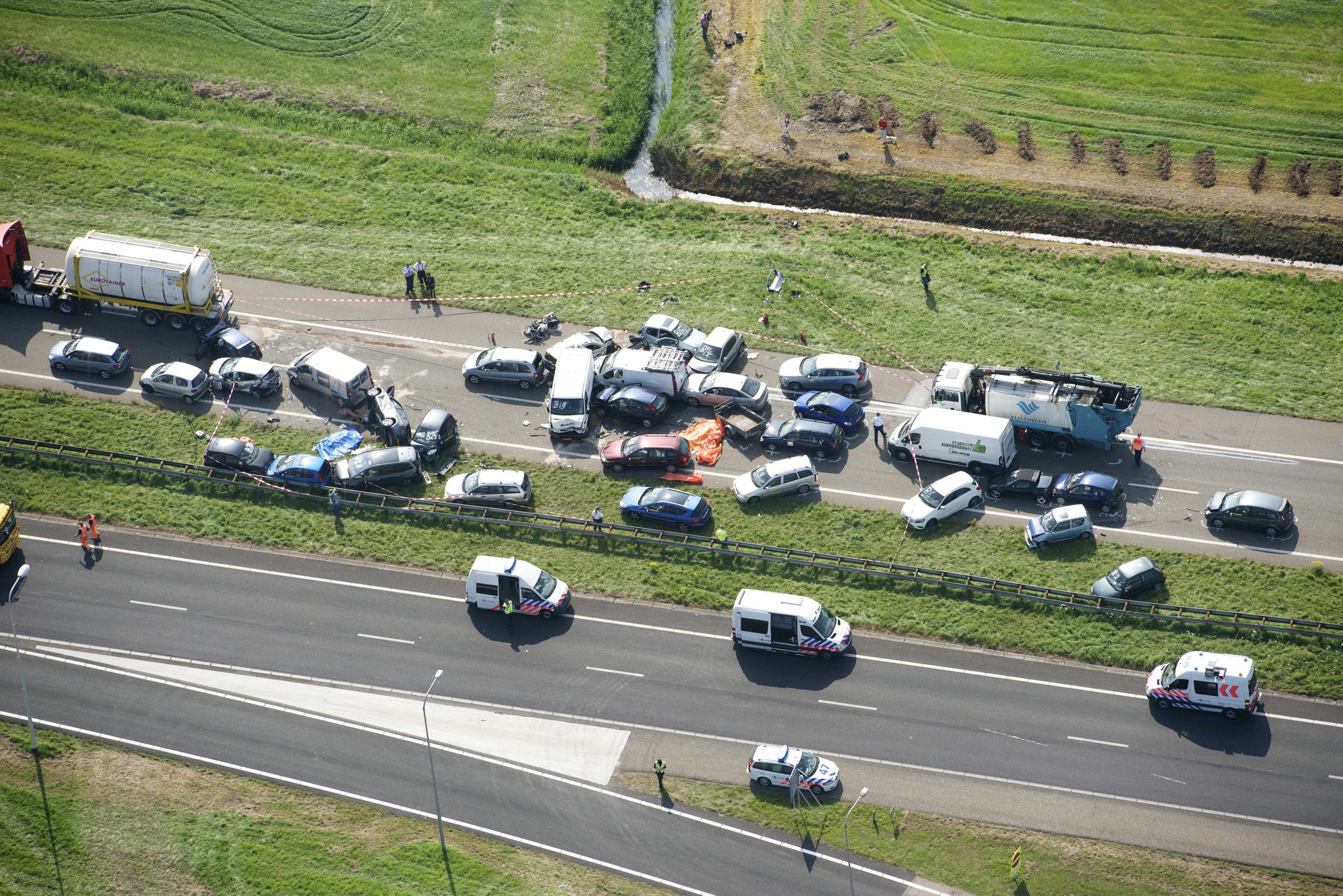Καραμπόλα 150 αυτοκινήτων με δύο νεκρούς στην Ολλανδία