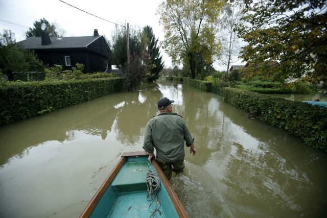 Έρευνες για αγνοουμένους από τις καταστροφικές πλημμύρες στη Σερβία