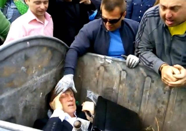 Όχλος στο Κίεβο πέταξε βουλευτή στα σκουπίδια