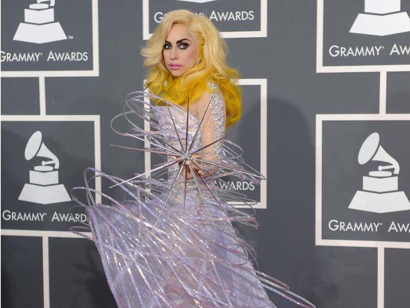 30 συν 2 πράγματα που θα θέλατε να ξέρετε για τη Lady Gaga