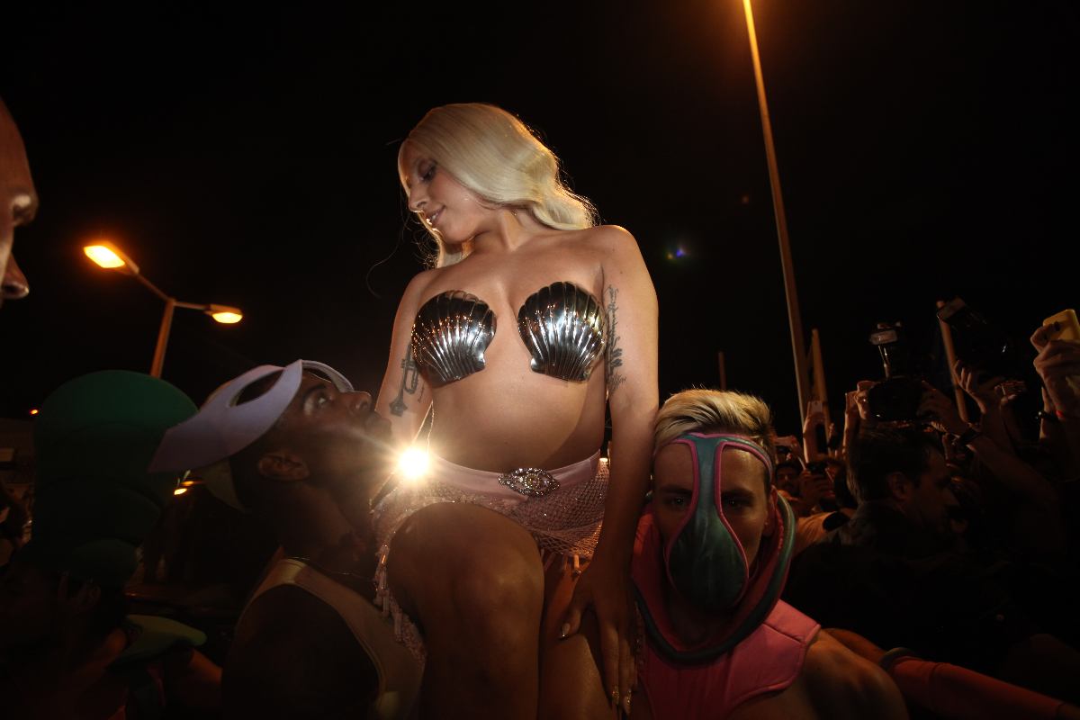 Σόου στο «Ελ. Βενιζέλος» από την εκκεντρική Lady Gaga