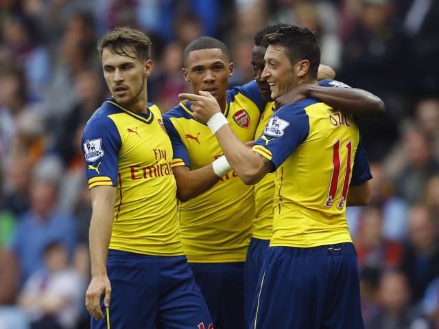 Άνετο «διπλό» η Άρσεναλ, «σφυροκόπημα» στη Λίβερπουλ