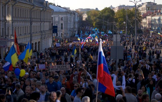 Αντιπολεμική διαδήλωση στη Μόσχα με το βλέμμα στην Ουκρανία