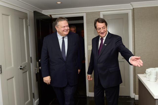 «Πρωτοβουλίες υπέρβασης» στο Κυπριακό ζητά από την Τουρκία ο Βενιζέλος