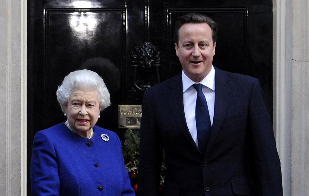 Κάμερον με κουτσομπολίστικη διάθεση για την Ελισάβετ και το δημοψήφισμα
