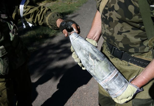 Ουκρανία: Οι φιλορώσοι ανακοινώνουν την απόσυρση του πυροβολικού τους