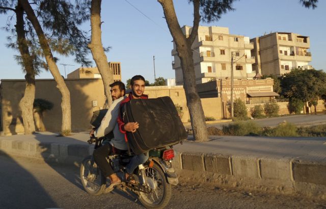 Σύροι πολίτες εγκαταλείπουν τη Ράκα μετά τις αεροπορικές επιδρομές