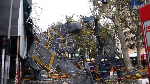 Βίντεο: Σκαλωσιά καταρρέει στο κέντρο της Πόλης λόγω θύελλας