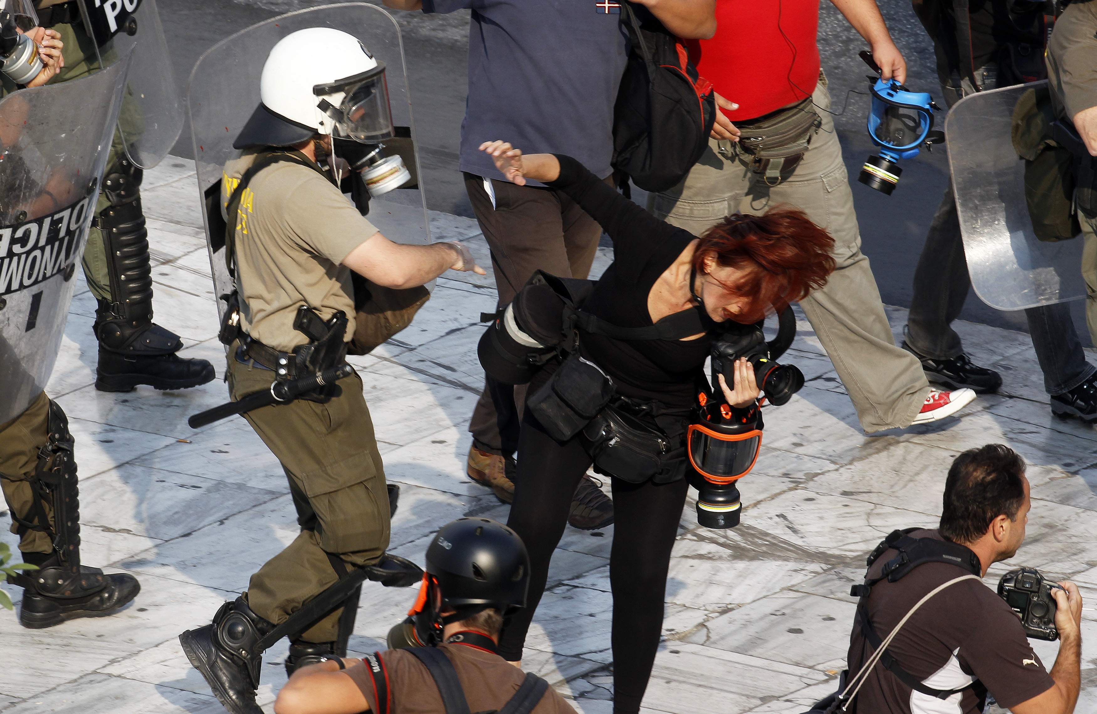 Καταδίκη με αναστολή στον αστυνομικό που χτύπησε τη φωτορεπόρτερ Τατιάνα Μπόλαρη