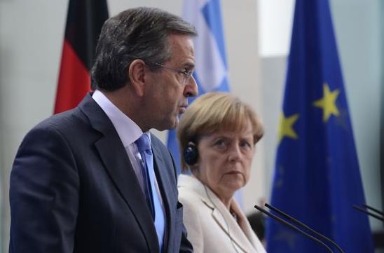 Bloomberg: Η πίεση του ΣΥΡΙΖΑ για πρόωρες εκλογές έφερε τον Σαμαρά στο Βερολίνο