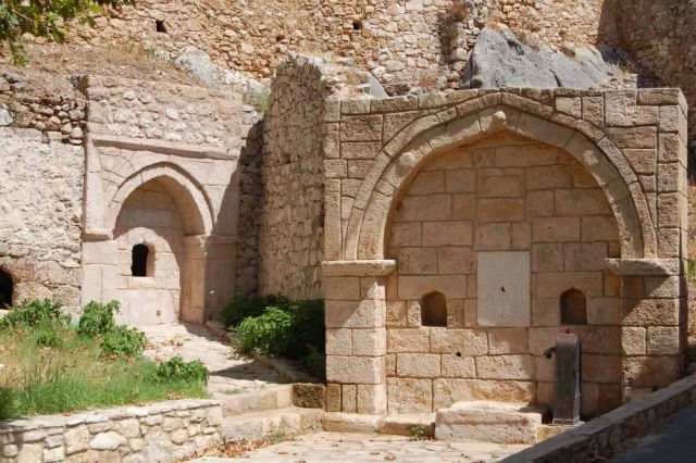 Ζωγράφοι στήνουν τα καβαλέτα τους στην Παλιά Πόλη της Κυπαρισσίας