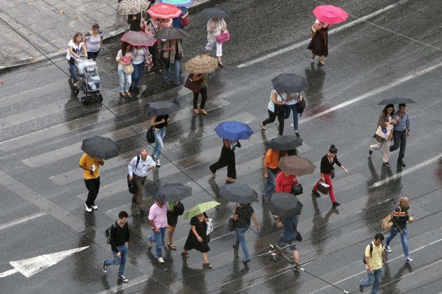 Άστατος ο καιρός την Κυριακή, βελτίωση από τη Δευτέρα