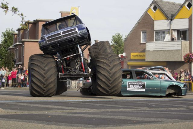 Monster truck έπεσε πάνω στο πλήθος σε επίδειξη στην Ολλανδία