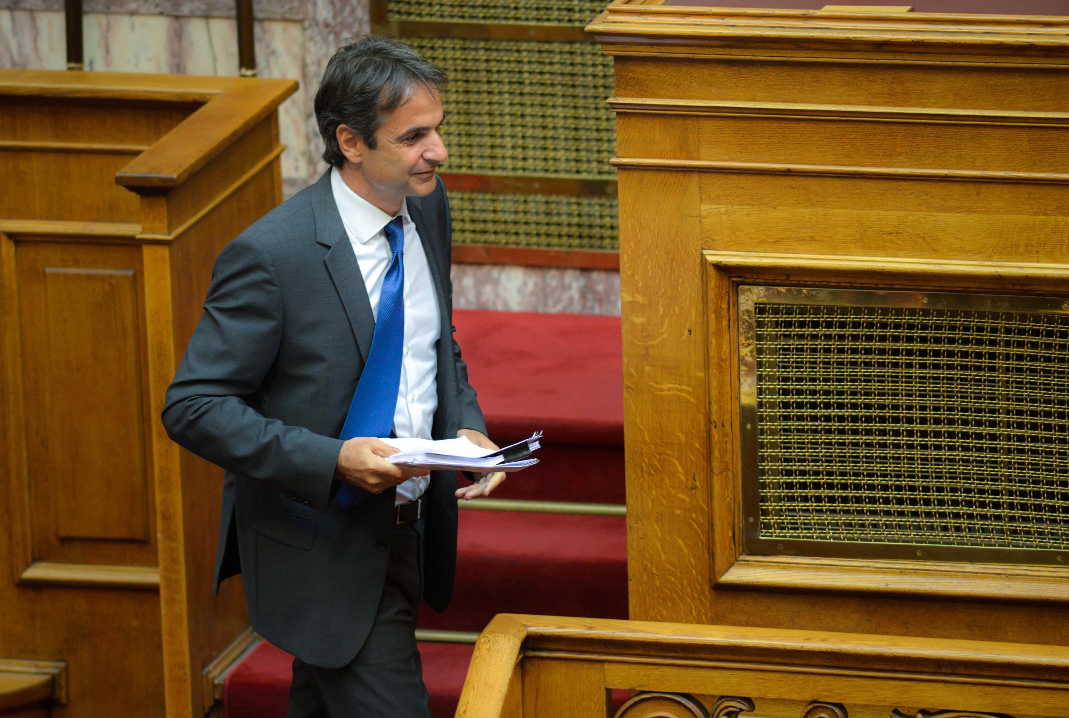 Αντιπαράθεση Μητσοτάκη – Μπαλασόπουλου για τις μετατροπές συμβάσεων