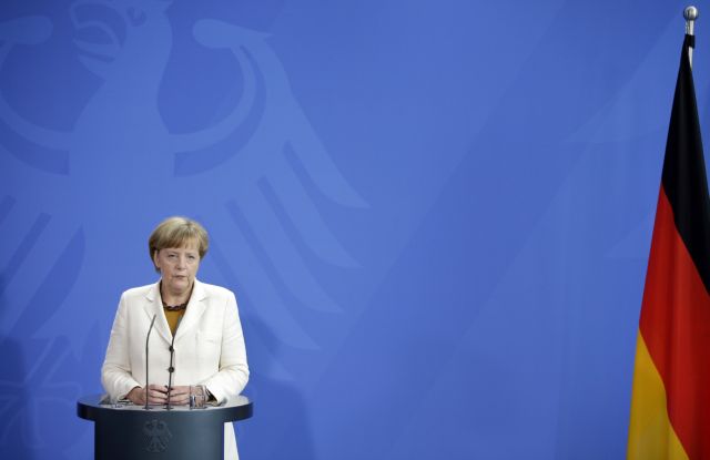 «Διακυβεύεται η αξιοπιστία της ΕΕ» λέει η Μέρκελ στη Γαλλία για το έλλειμμα