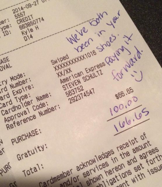 Ζευγάρι άφησε 100 δολάρια φιλοδώρημα για «φριχτό δείπνο»