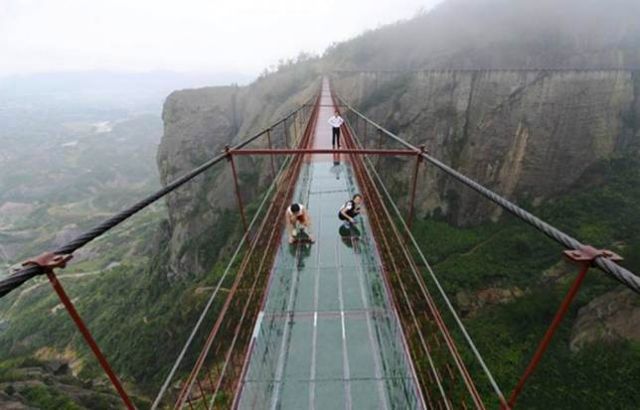 Η πιο τρομακτική γέφυρα του κόσμου βρίσκεται στην Κίνα