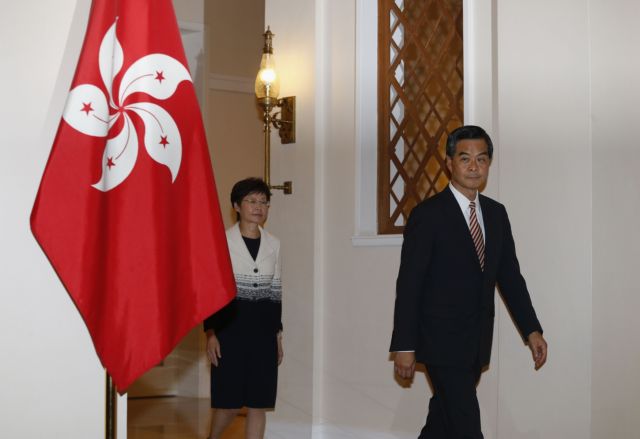 Χονγκ Κονγκ: Δεν παραιτείται ο κυβερνήτης, αλλά προτείνει διάλογο