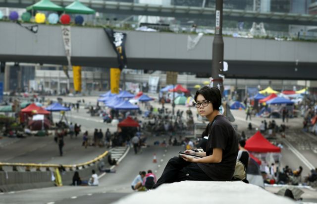 Σηκώνουν οδοφράγματα, μένουν στους δρόμους οι διαδηλωτές στο Χονγκ Κονγκ