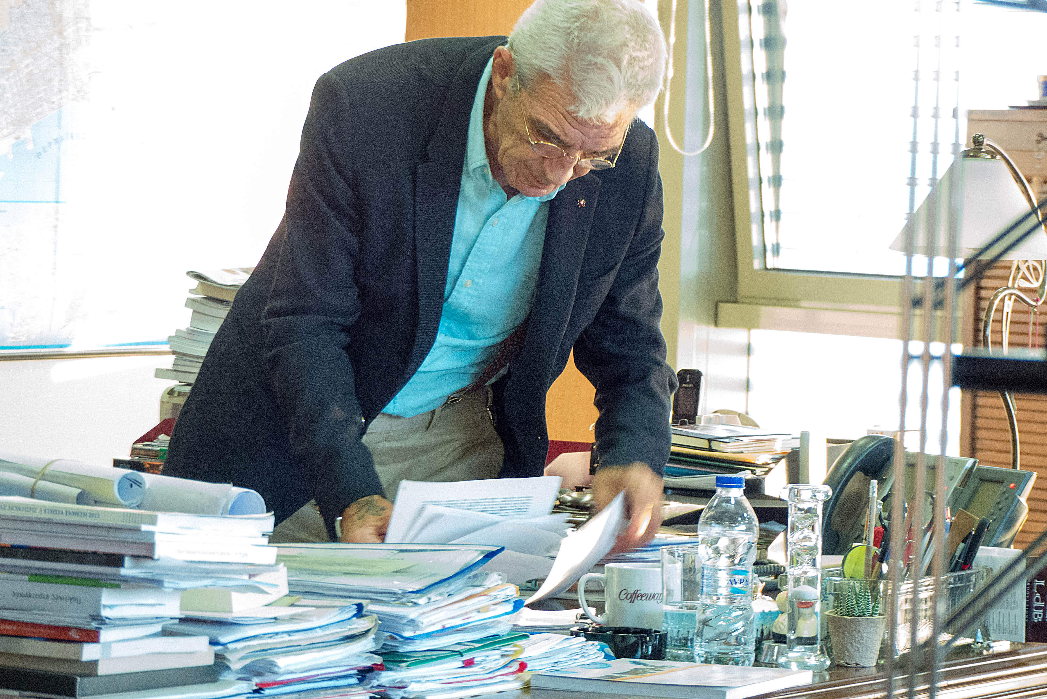 Κατάληψη στο γραφείο του Μπουτάρη από εργαζόμενους στο Δήμο