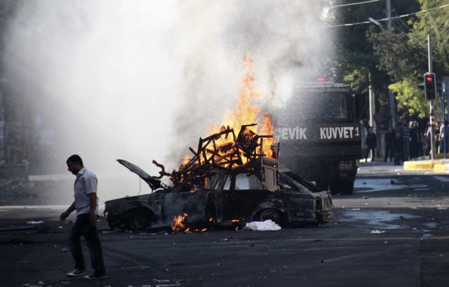 Έντρομη η Τουρκία βλέπει τις φλόγες του Κομπανί να την αγγίζουν