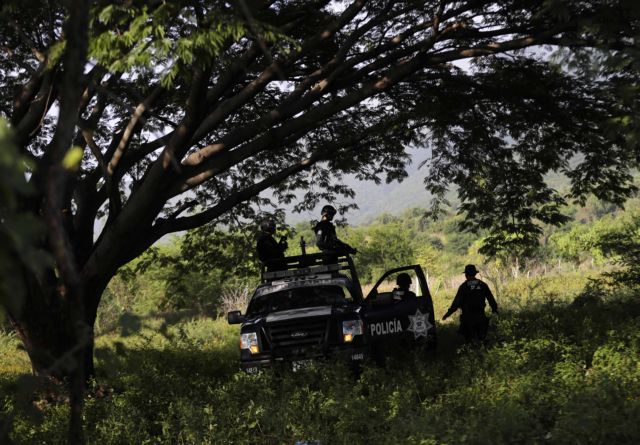 Νέοι τάφοι στο Μεξικό πνίγουν τις ελπίδες για τους εξαφανισμένους φοιτητές