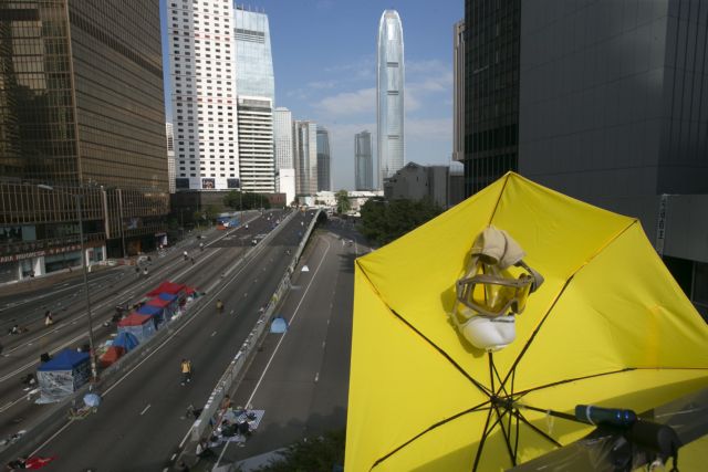 Απτόοητοι οι διαδηλωτές στο Χονγκ Κονγκ μετά την ακύρωση του διαλόγου