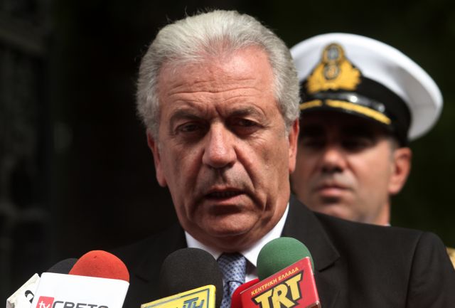 Στρατιωτικούς σχηματισμούς στη Λάρισα επισκέπτεται ο Δ.Αβραμόπουλος