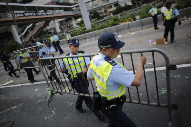 Η αστυνομία απομακρύνει οδοφράγματα στο Χονγκ Κονγκ αλλά όχι διαδηλωτές