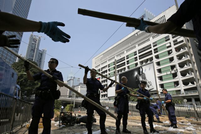 Συνεχίζει η αστυνομία του Χονγκ Κονγκ το ξήλωμα οδοφραγμάτων