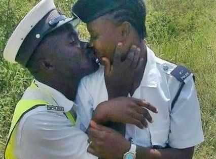 Τανζανία: Τρεις αστυνομικοί απολύθηκαν λόγω ενός φιλιού