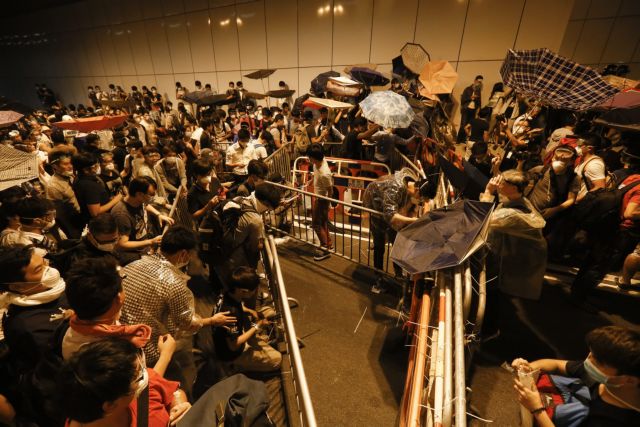Χονγκ Κονγκ: Κλωτσιές κατά διαδηλωτών και 45 συλλήψεις