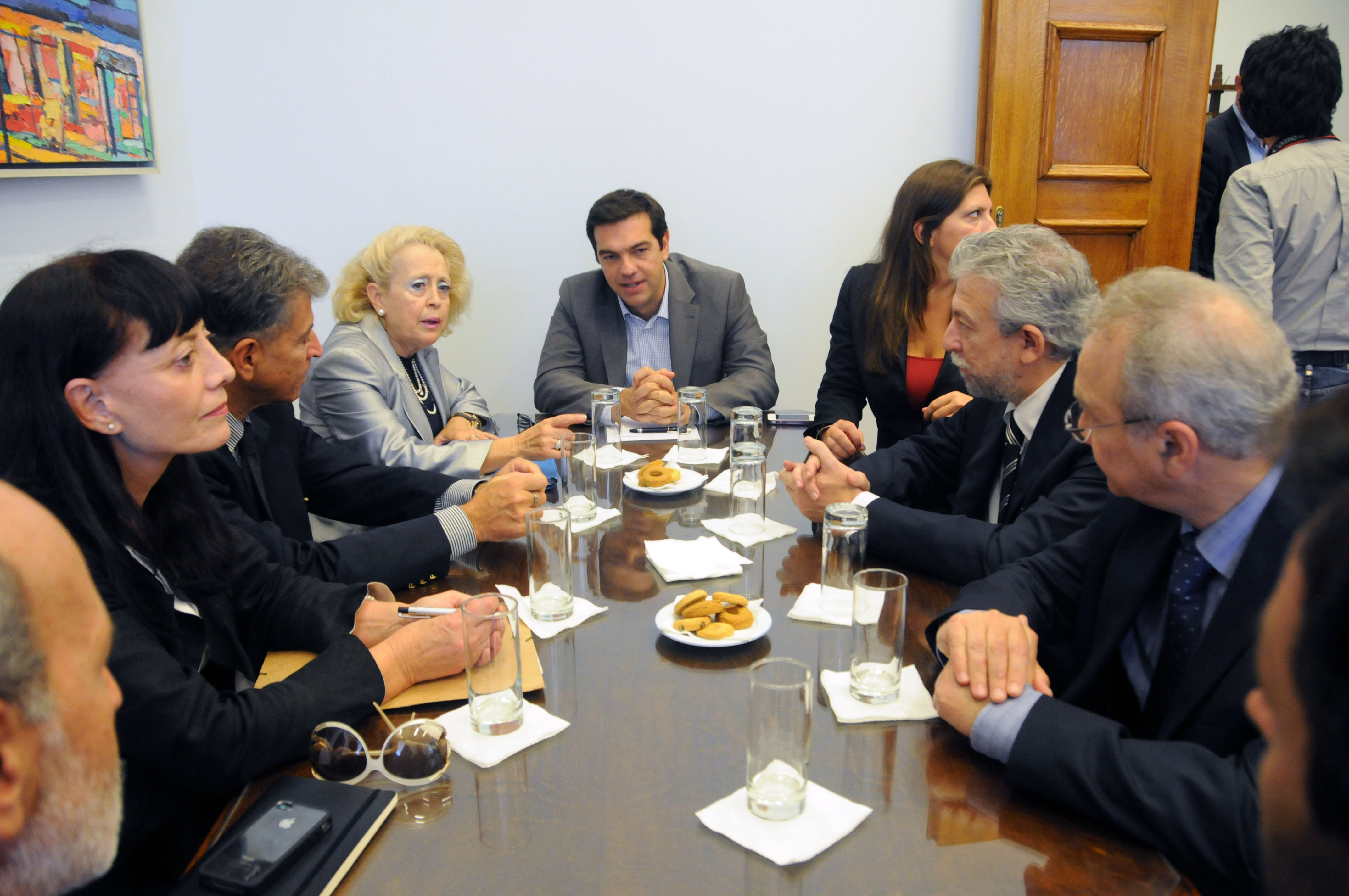 Τσίπρας προς δικαστικούς: Συντεταγμένα οι μισθολογικές αποκαταστάσεις