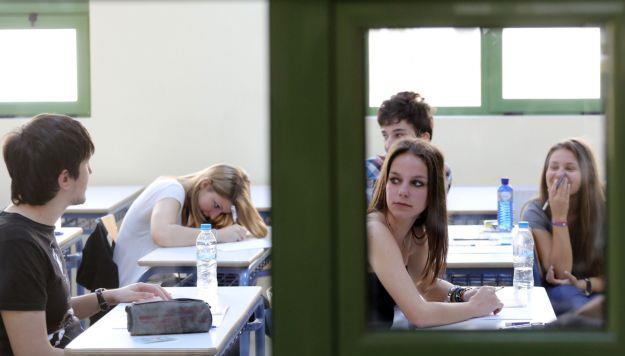 Μειώνεται η εξεταστέα ύλη σε πέντε μαθήματα των πανελλαδικών