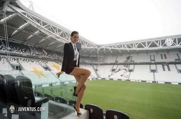 «Προκαλεί» η νέα σέξι παρουσιάστρια του «Juventus TV»