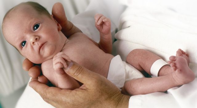 Έξι συλλήψεις για παράνομες υιοθεσίες βρεφών σε Αθήνα και Χαλκίδα