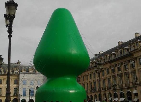 Χριστουγεννιάτικο δέντρο ή σεξουαλικό βοήθημα; Οι παριζιάνοι διχάζονται